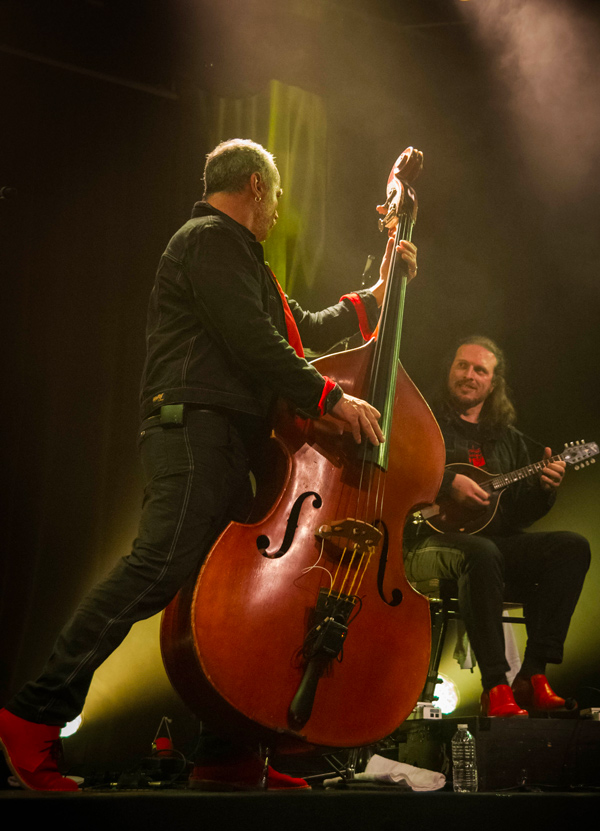 Souliers rouges lors d'un concert